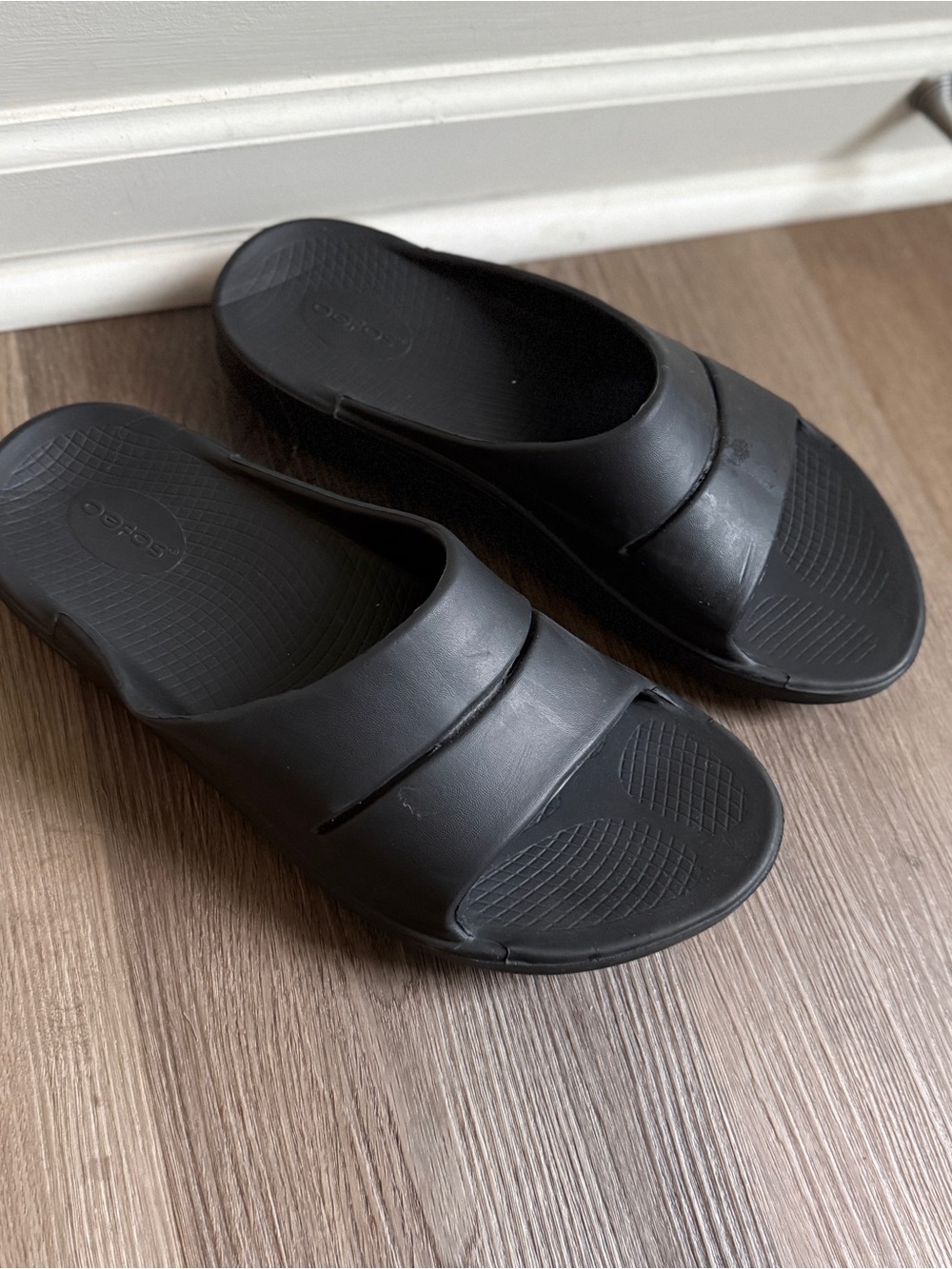 OOFOS Men’s Black Recovery Slide Sandals